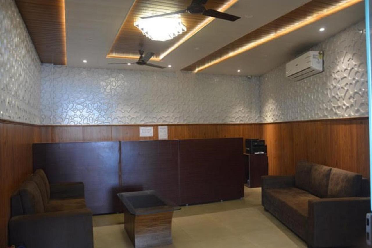 Krazy Hotel Haldwāni Kültér fotó