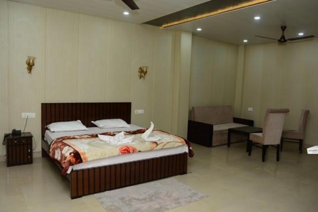 Krazy Hotel Haldwāni Kültér fotó
