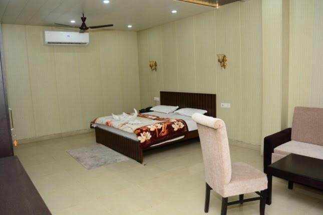 Krazy Hotel Haldwāni Kültér fotó