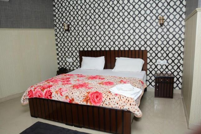 Krazy Hotel Haldwāni Kültér fotó